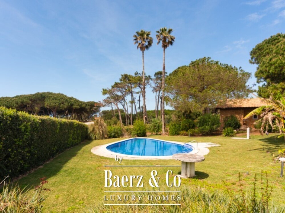 Single storey 3 bedroom villa with swimming pool, tennis court and plot of 5,320 sqm in Fontanelas, Sintra image