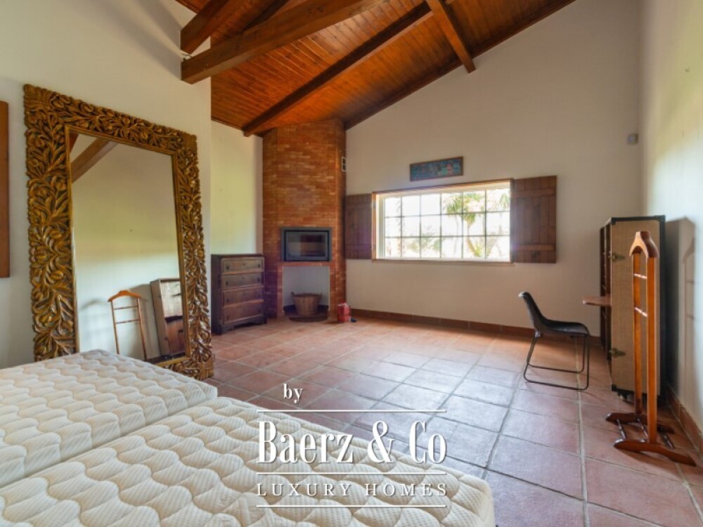 Single storey 3 bedroom villa with swimming pool, tennis court and plot of 5,320 sqm in Fontanelas, Sintra image