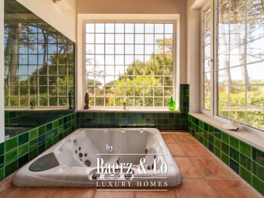 Single storey 3 bedroom villa with swimming pool, tennis court and plot of 5,320 sqm in Fontanelas, Sintra image