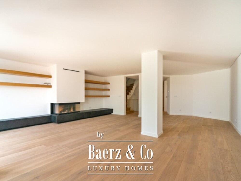 House T4 +1 in Monte Estoril image