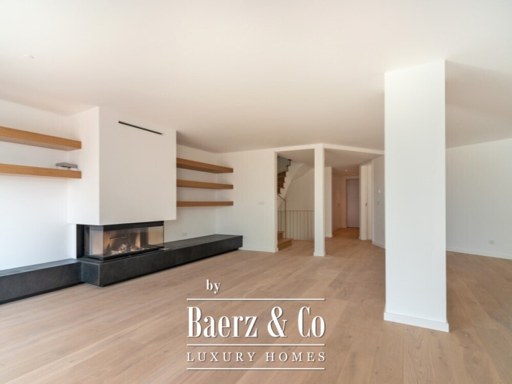 House T4 +1 in Monte Estoril image