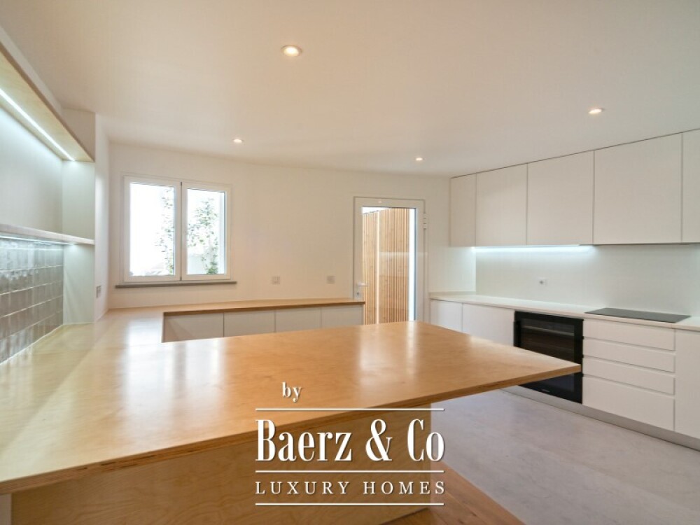 House T4 +1 in Monte Estoril image