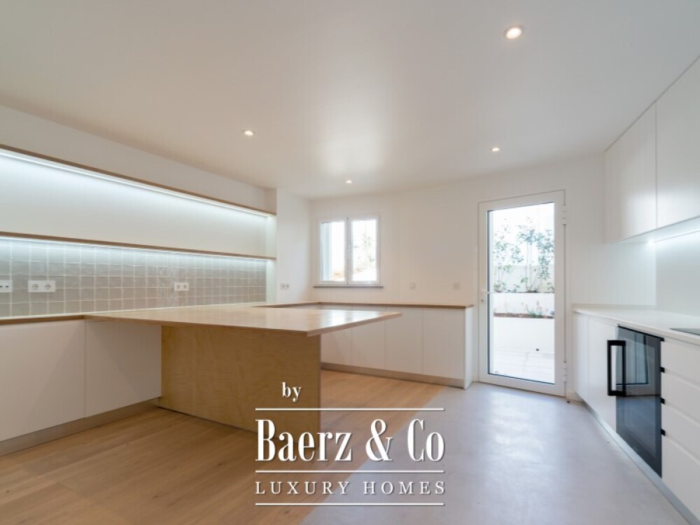 House T4 +1 in Monte Estoril image