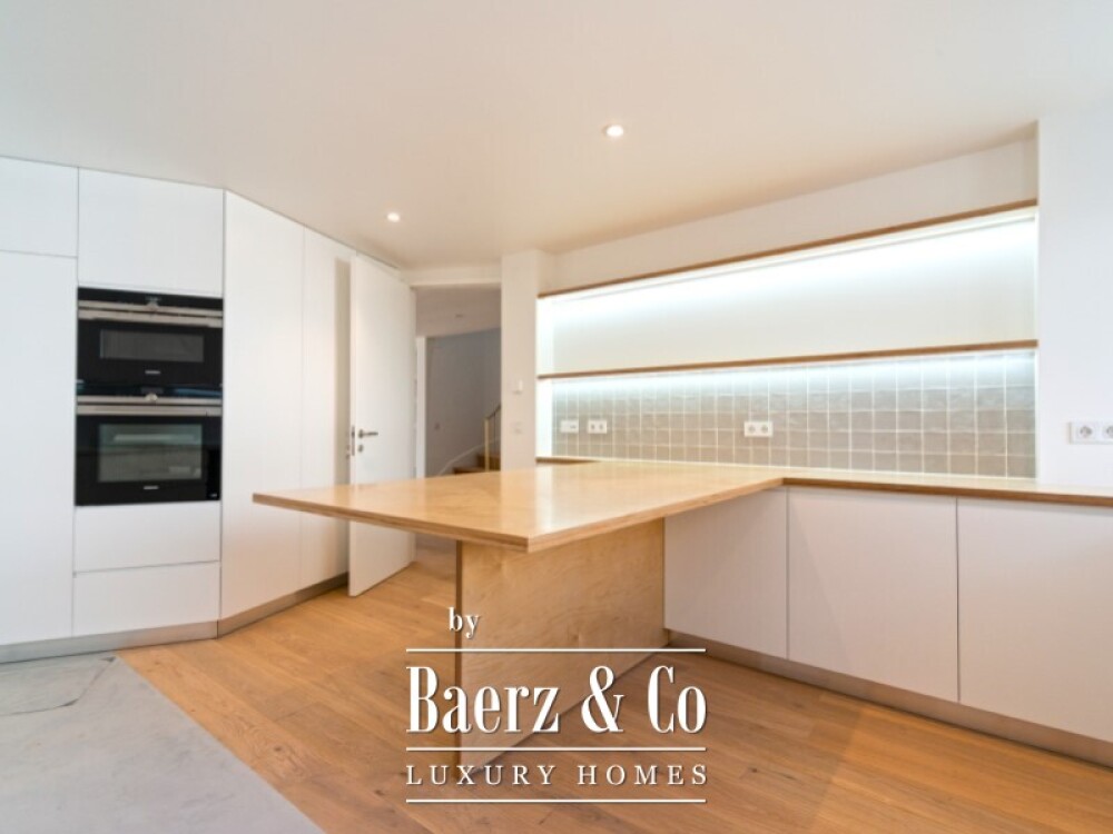 House T4 +1 in Monte Estoril image