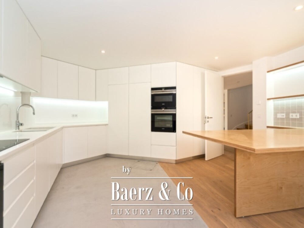 House T4 +1 in Monte Estoril image