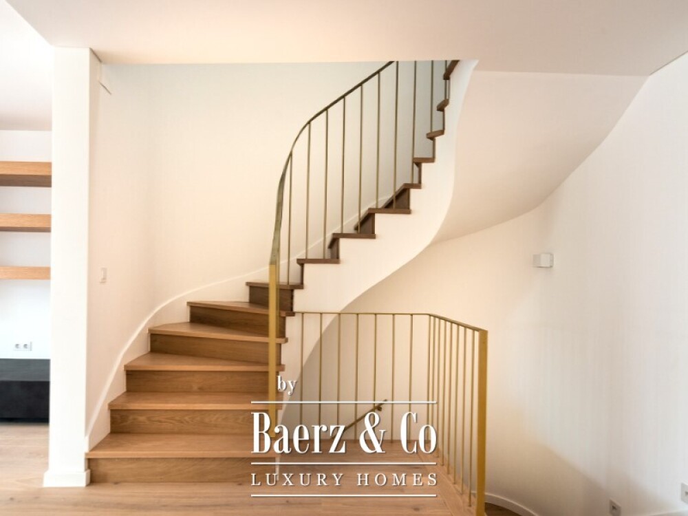 House T4 +1 in Monte Estoril image