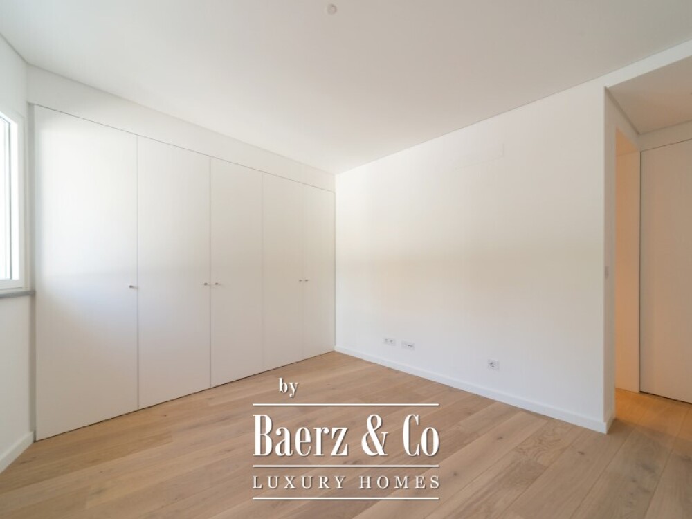 House T4 +1 in Monte Estoril image