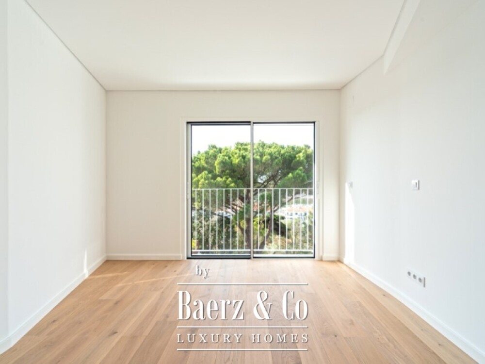 House T4 +1 in Monte Estoril image