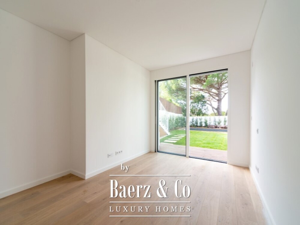 House T4 +1 in Monte Estoril image