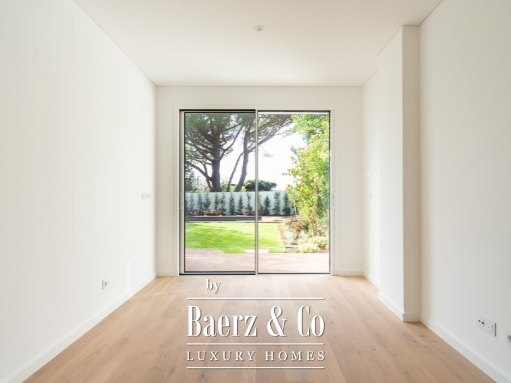 House T4 +1 in Monte Estoril image