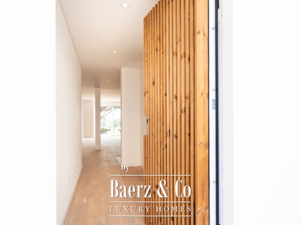 House T4 +1 in Monte Estoril image