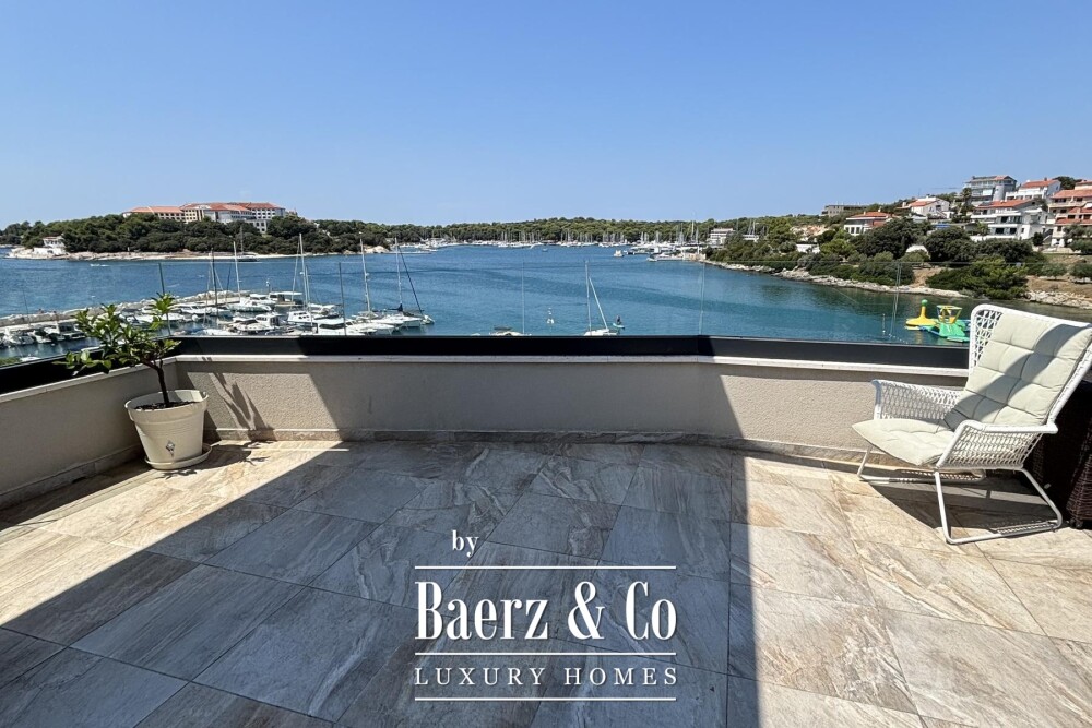 Medulin, Pješčana Uvala, exclusive penthouse first row to the sea image