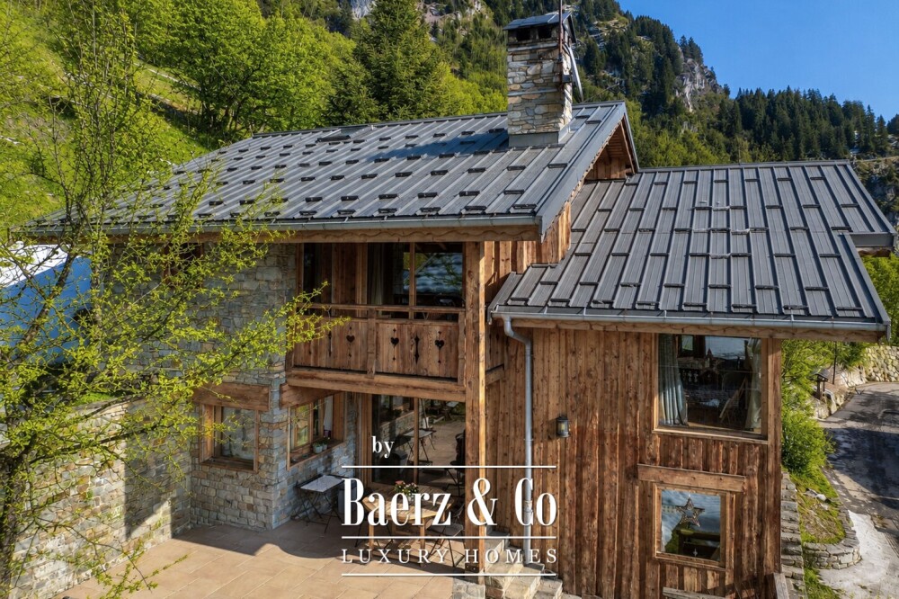 An exceptional chalet facing the mountain peaks image