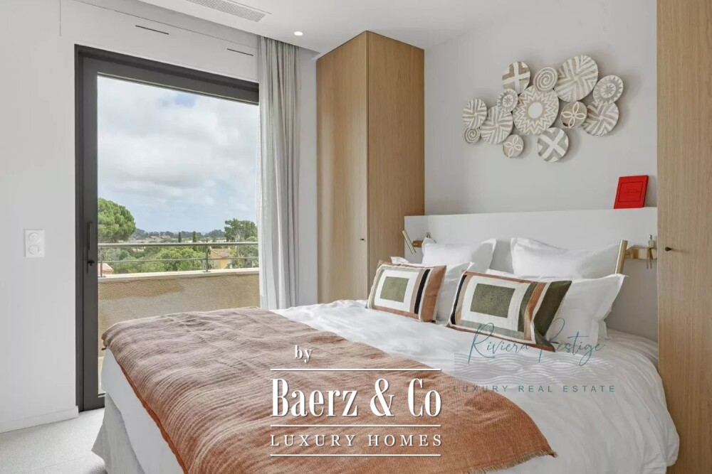 Saint-Tropez – Villa with Sea and Village Views image