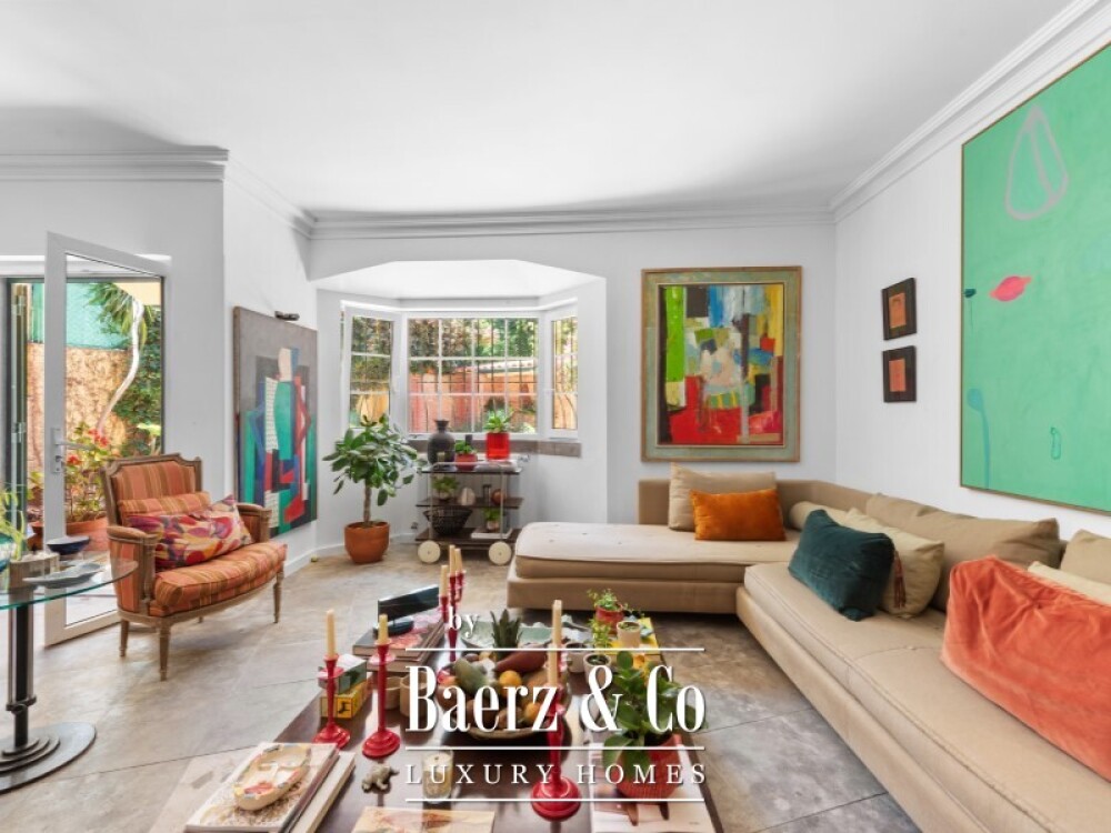 Charming Five-Bedroom Villa with Garage in the Historic Centre of Cascais image