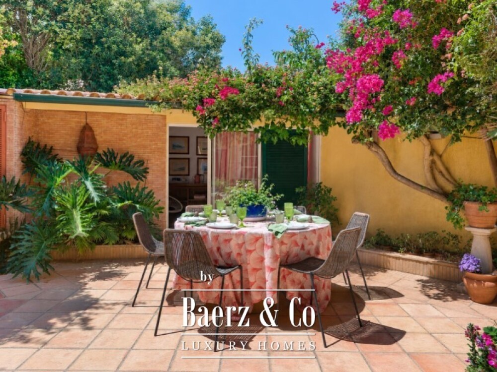Charming Five-Bedroom Villa with Garage in the Historic Centre of Cascais image
