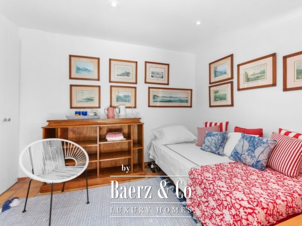 Charming Five-Bedroom Villa with Garage in the Historic Centre of Cascais image