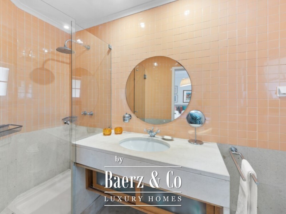 Charming Five-Bedroom Villa with Garage in the Historic Centre of Cascais image