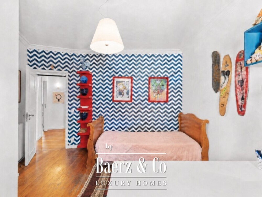 Charming Five-Bedroom Villa with Garage in the Historic Centre of Cascais image