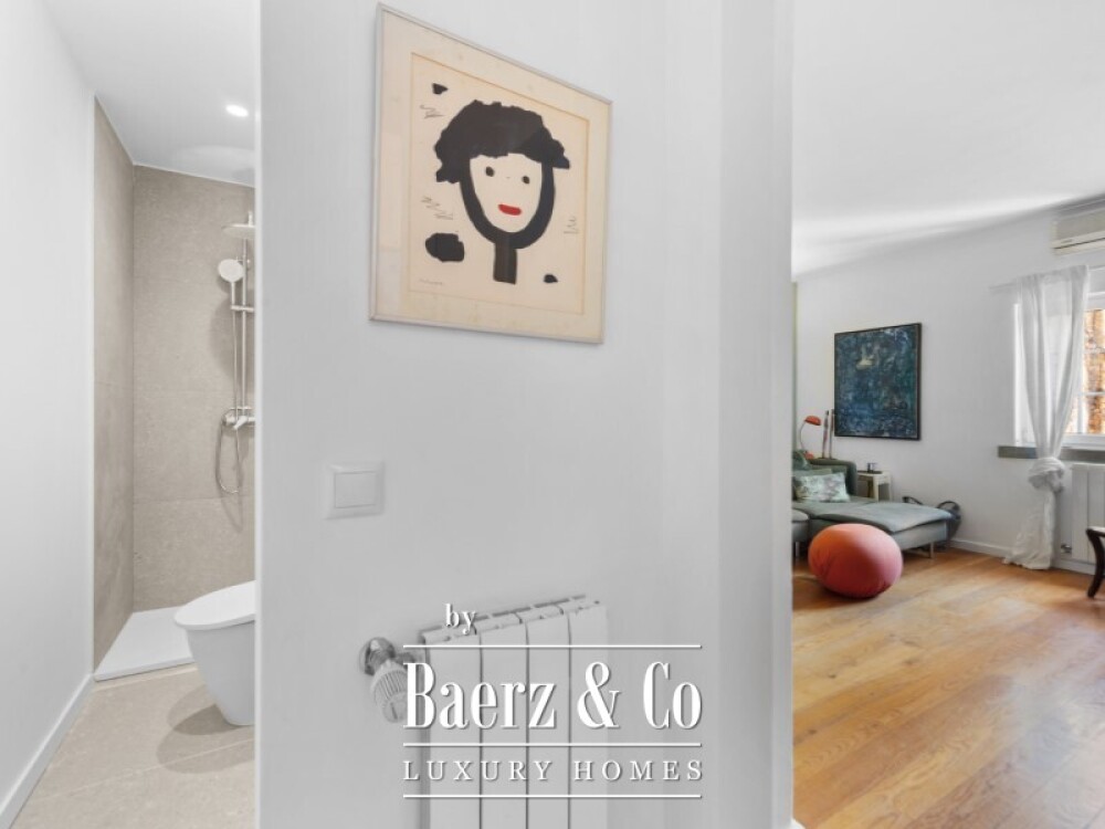 Charming Five-Bedroom Villa with Garage in the Historic Centre of Cascais image