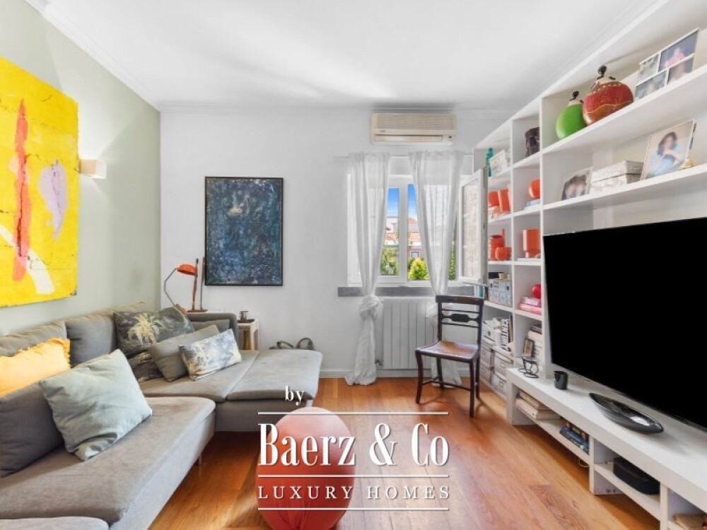 Charming Five-Bedroom Villa with Garage in the Historic Centre of Cascais image