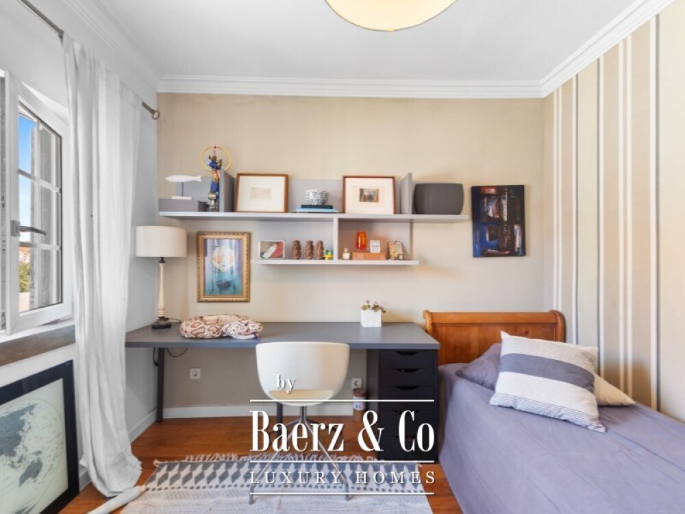 Charming Five-Bedroom Villa with Garage in the Historic Centre of Cascais image