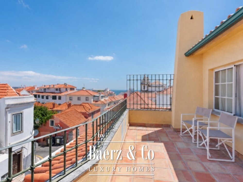 Charming Five-Bedroom Villa with Garage in the Historic Centre of Cascais image
