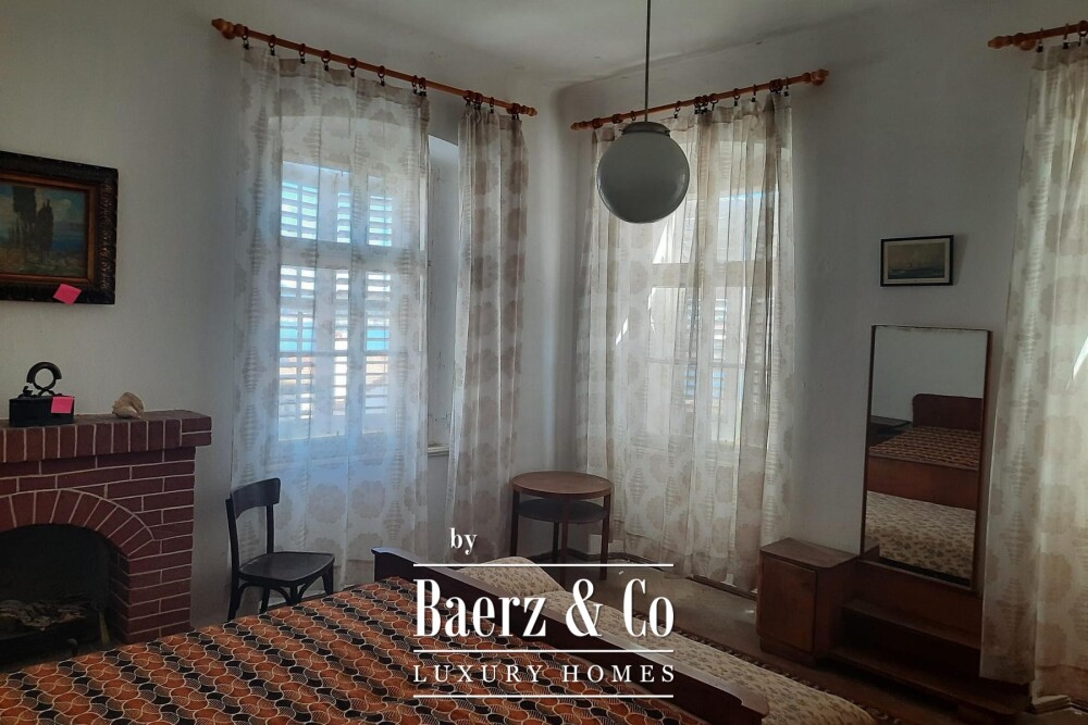 Mali Lošinj, historic captain's house with a view of the sea and the marina. image