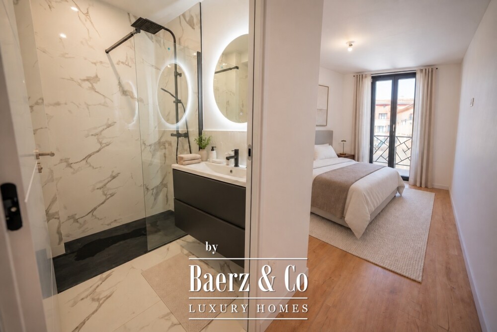 Saint-Raphaël town centre – 105 m² apartment with sea-view balconies image
