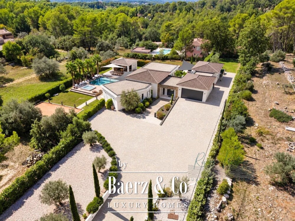 Charming Villa with Garden in Draguignan, France image