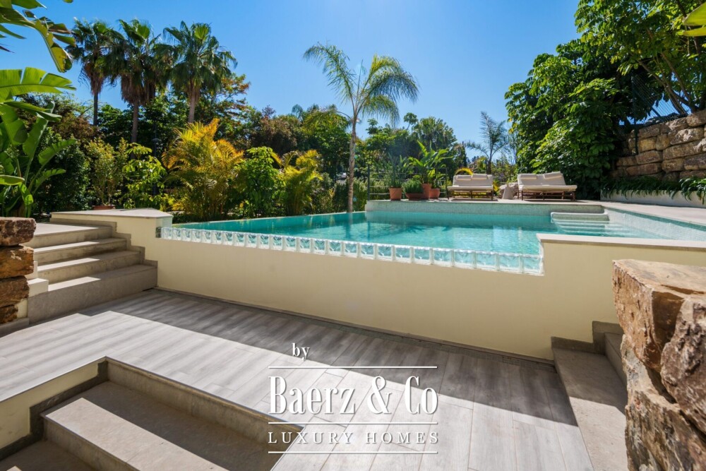 Villa - New Golden Mile - Estepona East - Ref: 8739 image