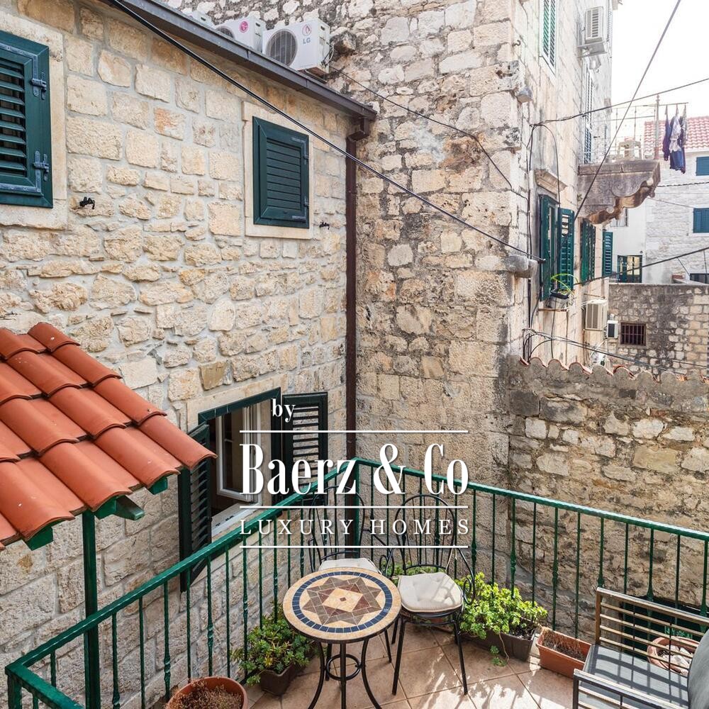 Makarska, Kačić Square, historic house with residential, tourist accommodation and commercial spaces image