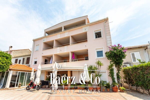 photo 1 Novalja, house with 10 apartments near the center with a sea view