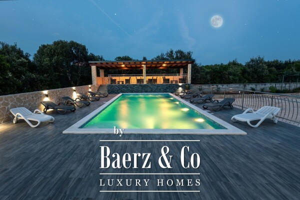 photo 1 Vinišće, house with swimming pool and 6 apartments with 1,000 m2 plot of land