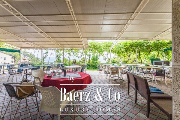 photo 3 Brela - a beautiful villa with 20 rooms and a restaurant near the sea