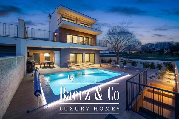 photo 1 Istria, Banjole, semi-detached villa first row to the sea 244 m² with a view of the Marina