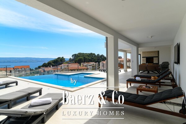 photo 5 Omiš, elegant villa with three apartments and open sea view