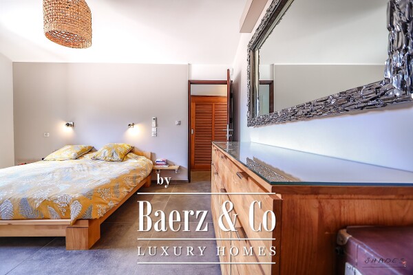 photo 9 Renovated 7-room villa with sea and vineyard views, featuring a swimming pool, gym, hammam, cinema room and garage.