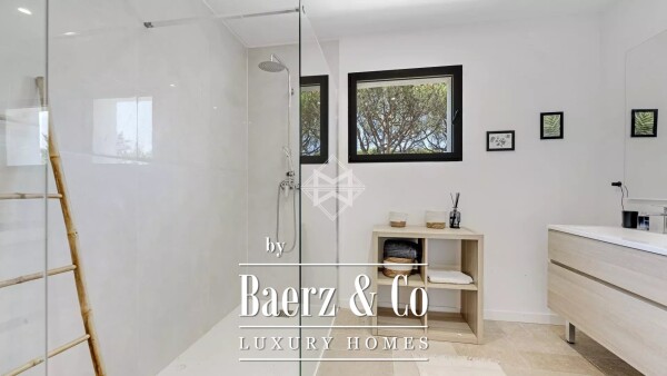 photo 14 Charming Villa in a Private Estate