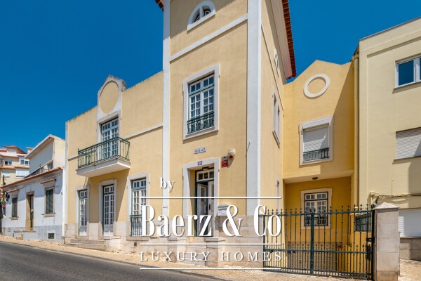 photo 3 5 bedroom villa with swimming pool in the historic area of Parede