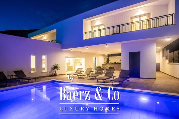 photo 3 Dugi Rat, Jesenice, modern villa with panoramic sea views, NFA 275 m²