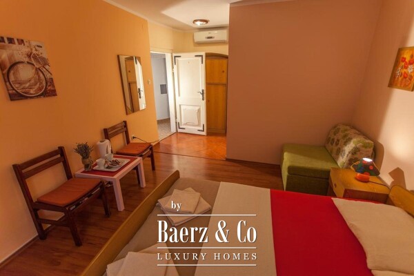 photo 8 Cres, house with a restaurant, apartments and private parking - 200 m from the sea