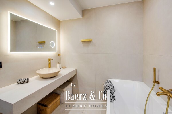 photo 19 Renovated 2-bedroom apartment for sale – Saint-Raphaël city centre – large south-facing terrace – 2 en-suite bedrooms